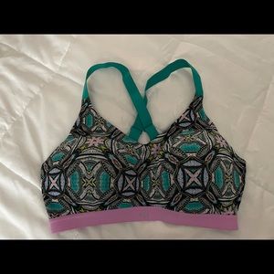 VS lightweight sports bra